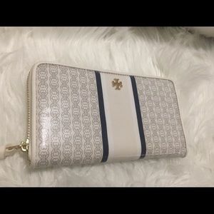 Tory Burch Gemini Link Wallet